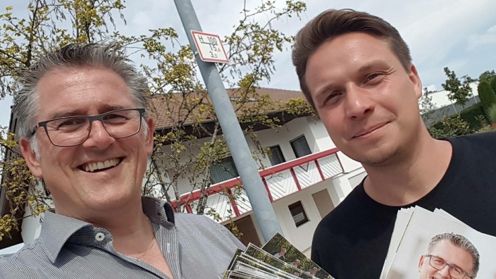 Michael Donth MdB und Manuel Hailfinger beim Tür-zu-Tür-Wahlkampf in Sonnenbühl.